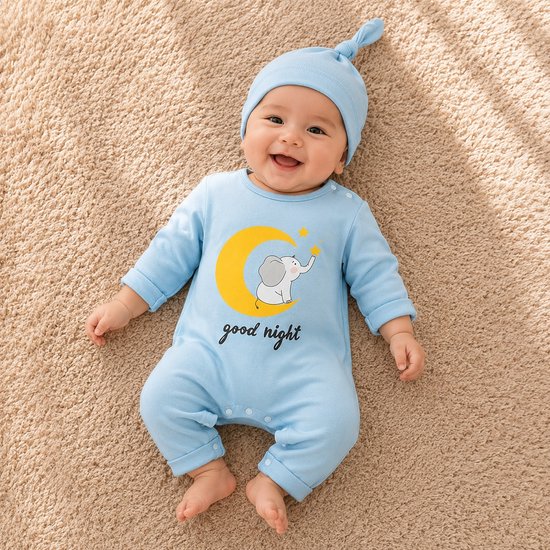 Lachende baby jongen in een lichtblauwe romper met een gele maan, een olifantje en de tekst 'good night'. Hij draagt een bijpassende knotmuts.