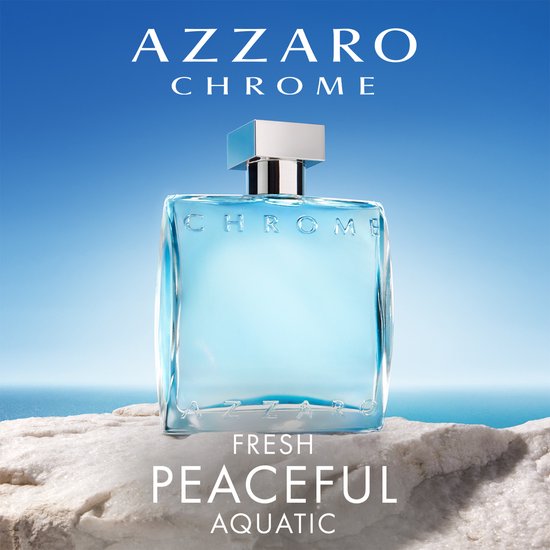 Azzaro Chrome Eau de Toilette in een vierkante, lichtblauwe glazen flacon op witte stenen.