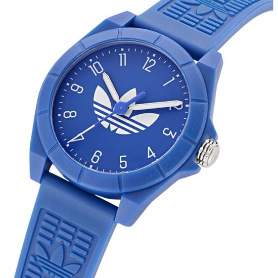 Blauw Adidas horloge met blauwe wijzerplaat en wit Adidas Trefoil logo. Uren aangeduid met stippen en cijfers.