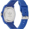 Blauw Adidas horloge met zilverkleurige achterkant met Adidas logo, CE en 5 ATM waterdichtheid.