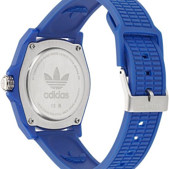 Blauw Adidas horloge met zilverkleurige achterkant met Adidas logo, CE en 5 ATM waterdichtheid.