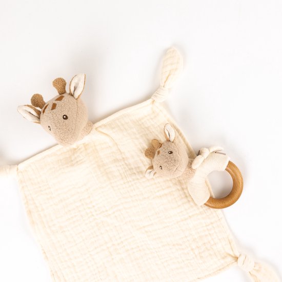 Egmont Giraf Leonie knuffeldoekje + rammelaar in cadeauverpakking. van Egmont Toys — afbeelding 2