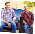 Twee mannen zitten op de achterklep van een auto met vishengels.