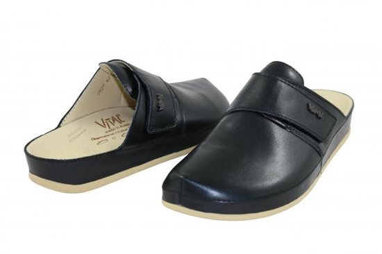 Zwarte Vital pantoffels met klittenbandsluiting en beige zolen.