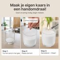 Stapsgewijze uitleg voor het maken van een kaars van zand. Stap 1: Vul het zand in het glas. Stap 2: Plaats de lont. Stap 3: Aansteeken.