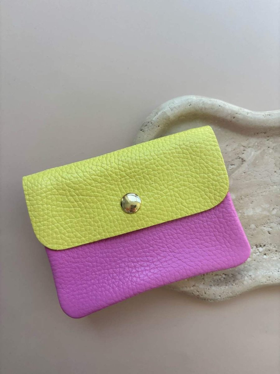 Portemonnee | Colorblock | Geel EN Roze | Mat | Matte afwerking | 11 cm x 8 cm | Wallet | Geld | Betalen | Accessoires | Accessoire | Mode | Fashion | Echt leer | Leather | Dames | Vrouwen | Mama | Cadeau | Kado | Luxe uitstraling | Mini | Dame Trend