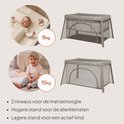Illustratie van een baby en peuter in het reisbedje, met tekst over gewichtslimieten en hoogteposities.