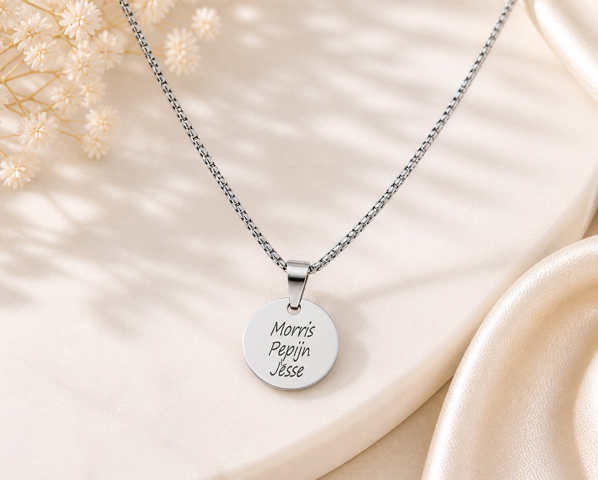 Ketting Iris Zilver gepersonaliseerd sieraad met naam gegraveerd, leuk persoonlijk cadeau voor moeder, vrouw of vriendin.