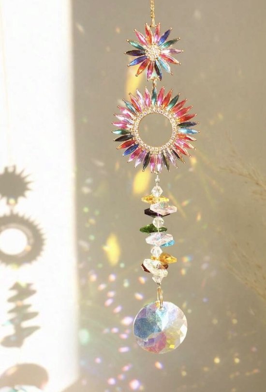 Gouden zon- en bloemhanger met veelkleurige kristallen, rijgwerk en een grote facetkristal onderaan.