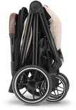 Compact ingeklapte nougatkleurige buggy met zwarte kap en bruine handgrepen.