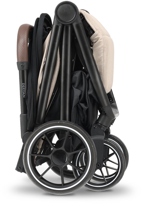Compact ingeklapte nougatkleurige buggy met zwarte kap en bruine handgrepen.