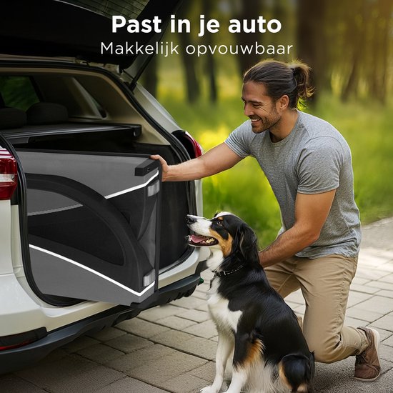 Man vouwt een hondenfietskar op in de kofferbak van een auto. "Past in je auto. Makkelijk opvouwbaar" staat in tekst.