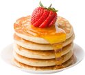 Stapel pannenkoeken gegarneerd met een aardbei en overgoten met siroop.