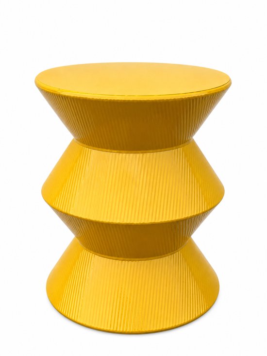 Gele bijzettafel met ribbelpatroon.