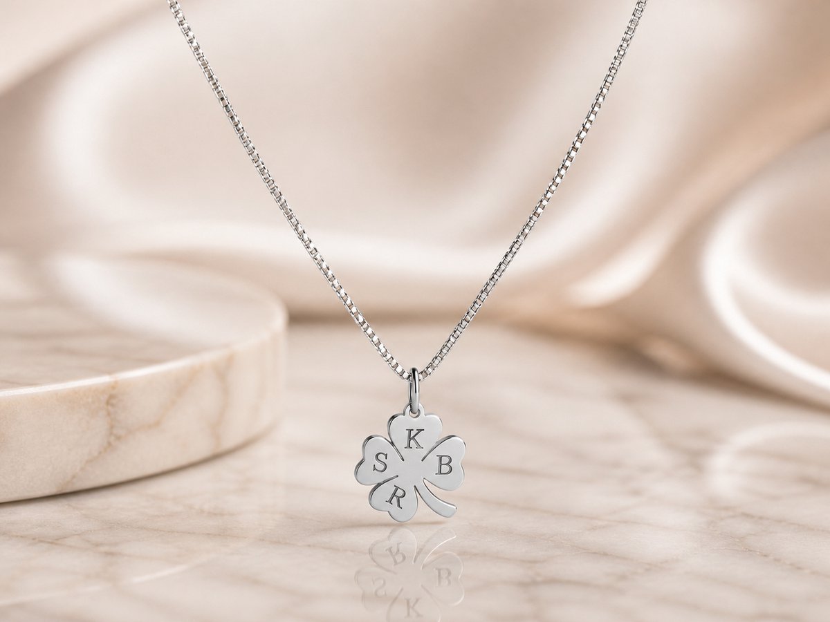 Ketting Senna Zilver gepersonaliseerd sieraad met initialen gegraveerd, leuk persoonlijk cadeau voor moeder, vrouw of vriendin.