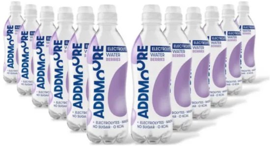 Twaalf flessen Addmoore Elektrolytenwater Berries met paarse, ovale vlekken op het etiket. + elektrolyten, geen suiker, 0 kcal.