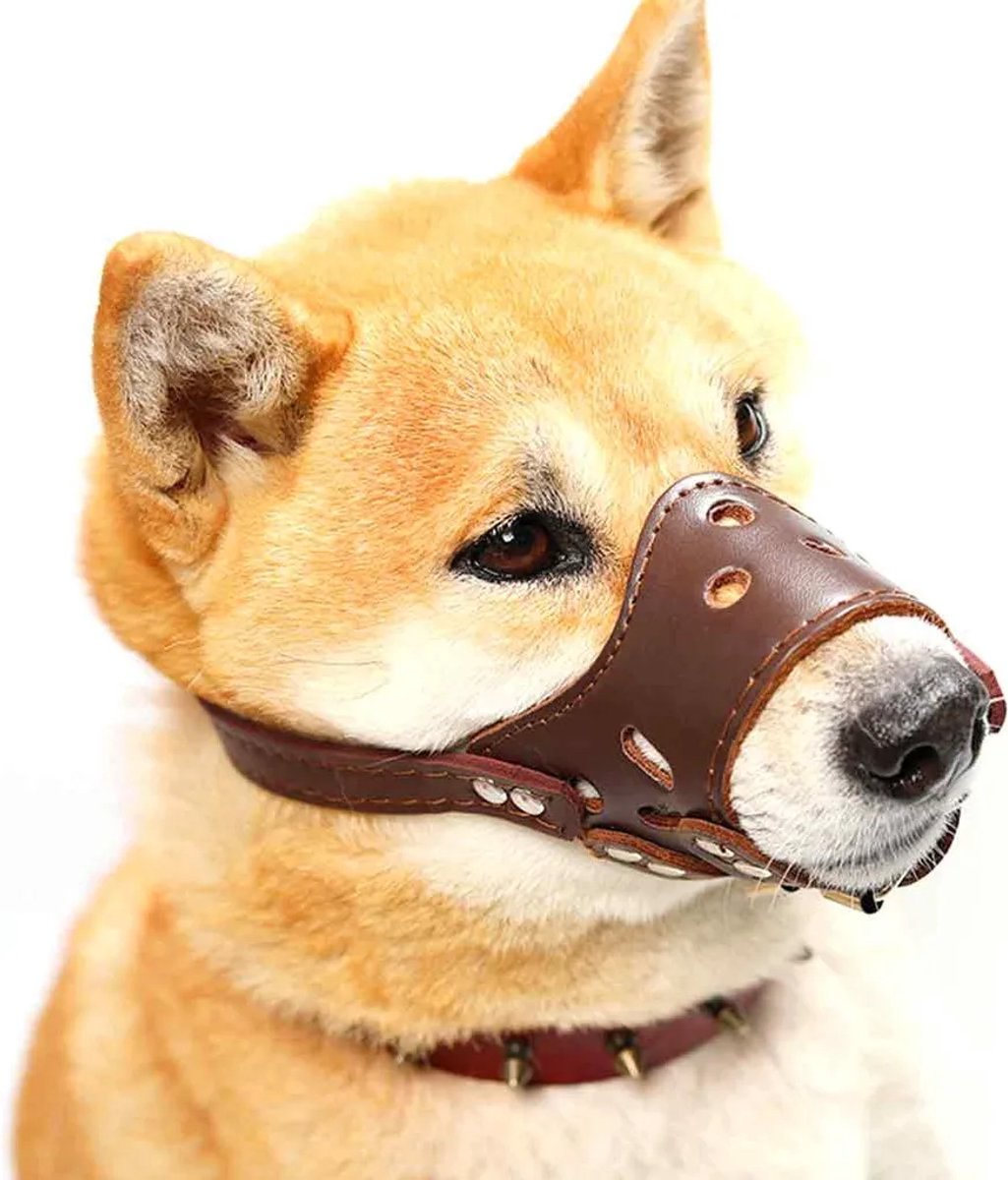 Verstelbare muilkorf, gemaakt van zacht bruin leer, geschikt voor kleine, middelgrote en grote honden.