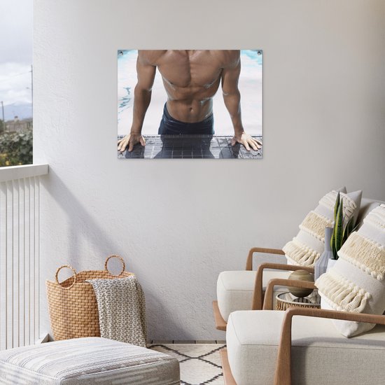 Un homme musclé se pousse hors de la piscine Affiche de jardin 80x60 cm - Toile de jardin / Toile d'extérieur / Peintures d'extérieur (décoration de jardin)