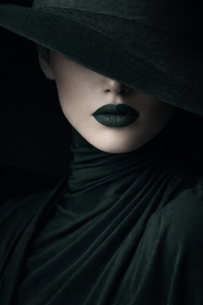 Gilded Silence – The Veiled Muse – Plexiglas Wanddecoratie – Luxe Fotokunst – Op Maat – Zwevend Effect