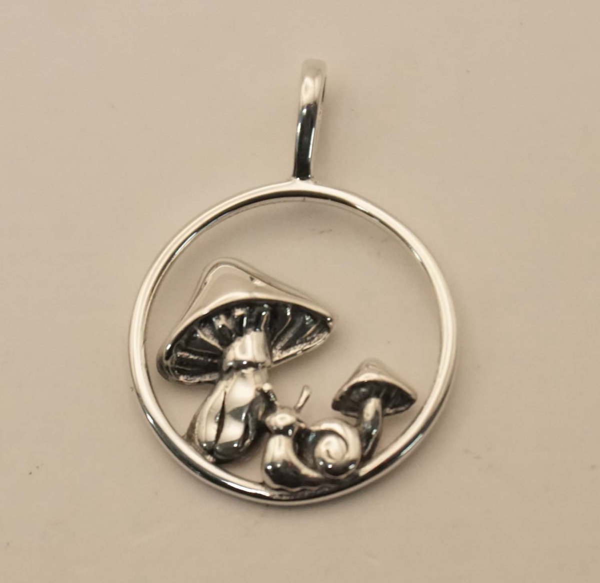 Sterling zilveren hanger paddenstoelen met slak - leuke natuurlijke item hangertje gemaakt van 925 zilver - prachtige paddenstoelen zilveren hanger voor volwassen - zilveren bedel paddo met slak voor aan ketting - hangers cadeau tip