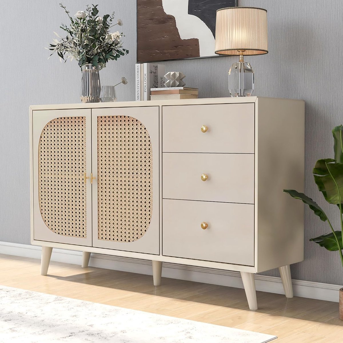 Landelijke Rattan Dressoirkast 120 cm met 3 Lades en 2 Deuren – Sideboard Buffetkast in Crèmewit met Gouden Handgrepen en Houten Poten