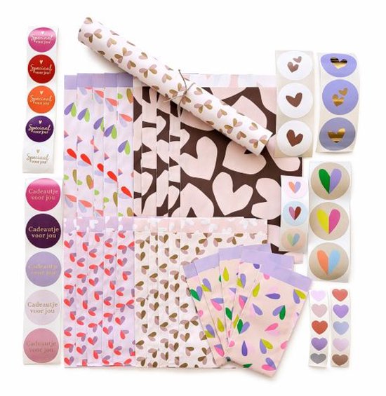 Inpakset 'HARTJES' bestaande uit 25 cadeauzakjes, 32 stickers en 1 rolletje cadeaup[apier.