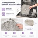 Grijze likmat wordt in een vaatwasser geplaatst en met de hand afgespoeld. Close-up van de siliconen textuur.