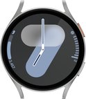 Zilverkleurig smartwatch met een rond scherm en een wijzerplaat met het cijfer 9.
