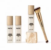 MAY. Changing Foundation SPF 15 in helderwitte flacons met gouden doppen, naast een gouden make-up kwast.