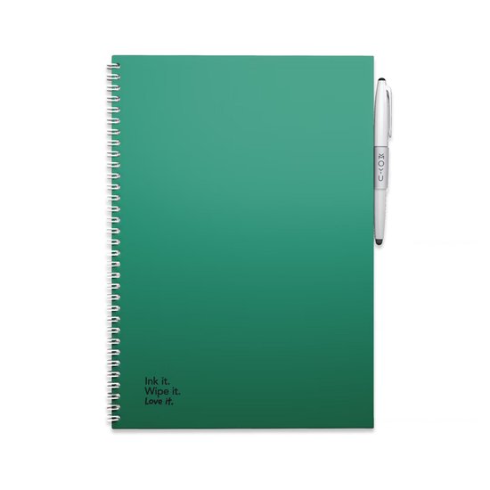 Een effen groen MOYU notitieboek met een witte pen, de tekst 'Ink it. Wipe it. Love it.' staat linksonder.