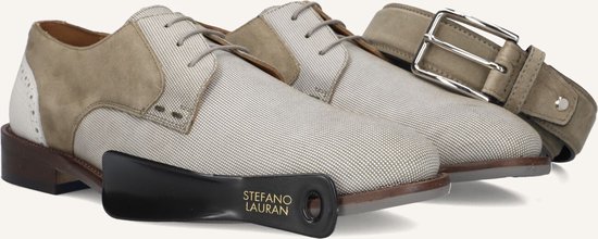Beige suède en canvas veterschoenen met bijpassende riem en schoenspanner.
