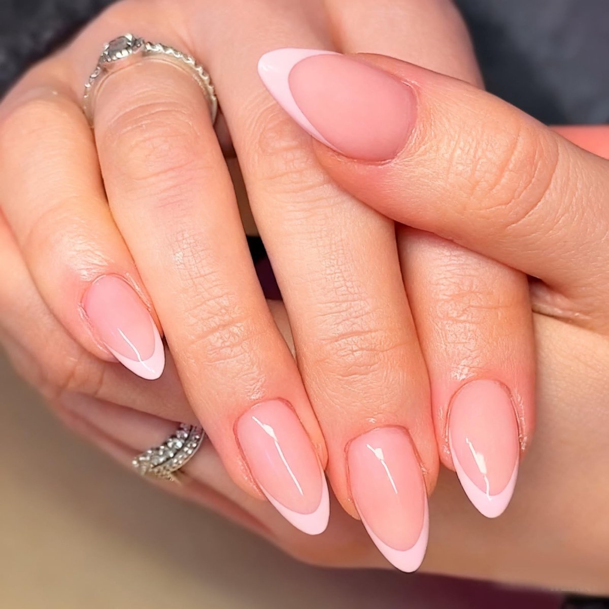 Livia home - Kunstnagels - Franse tips - Herbruikbaar en glanzend - Amandellicht neutraal roze - Manicure doe-het-zelf - Geschikt voor vrouwen - 24 st