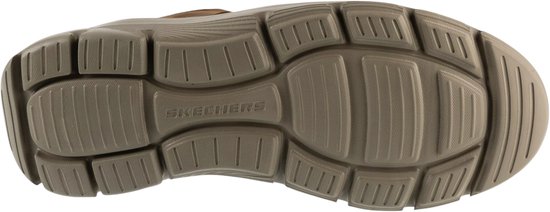Semelle extérieure beige d'un sneaker Skechers avec motif et logo 'SKECHERS'.