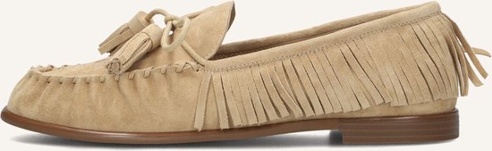 Beige instappers met franjes en veters.