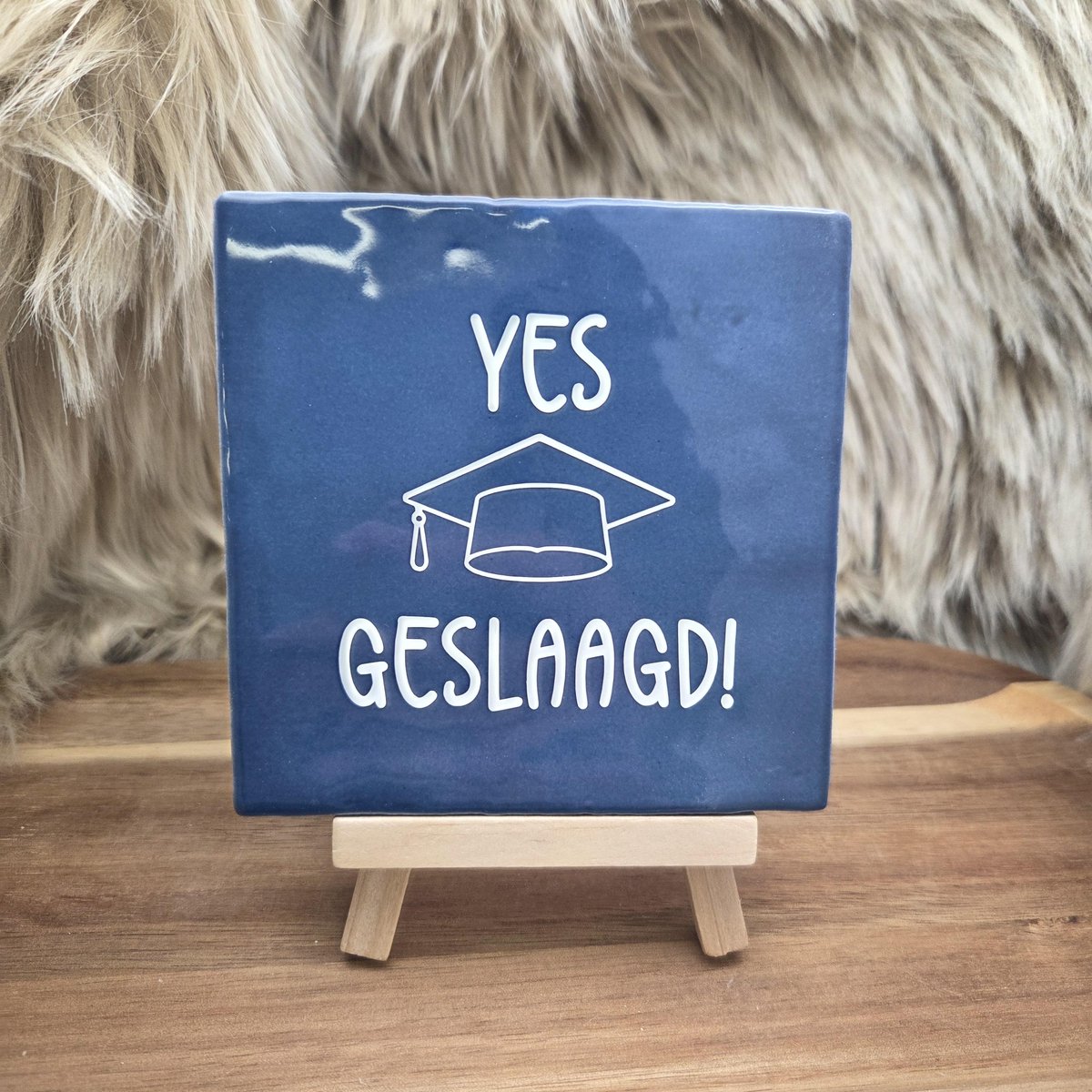 Robuust Wenstegeltje Yes Geslaagd! – Cadeau voor Geslaagde – Decoratief Aandenken – Wenstegeltje – Trendy nu – Decoratief Tegeltje met Standaard – Cadeau Idee