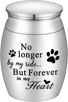 Zilverkleurige mini-urn met de tekst 'No longer by my side... But Forever in my Heart' en pootafdrukken.