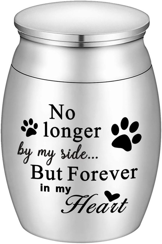 Zilverkleurige mini-urn met de tekst 'No longer by my side... But Forever in my Heart' en pootafdrukken.