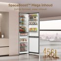 Zilverkleurige koelkast met open deuren, gevuld met voedsel en drinken. De tekst 'SpaceBoost Mega Inhoud' en '456L' is zichtbaar.