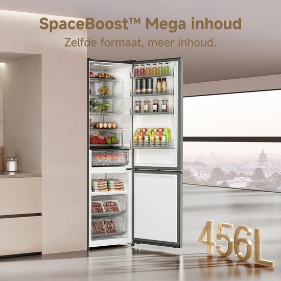 Zilverkleurige koelkast met open deuren, gevuld met voedsel en drinken. De tekst 'SpaceBoost Mega Inhoud' en '456L' is zichtbaar.