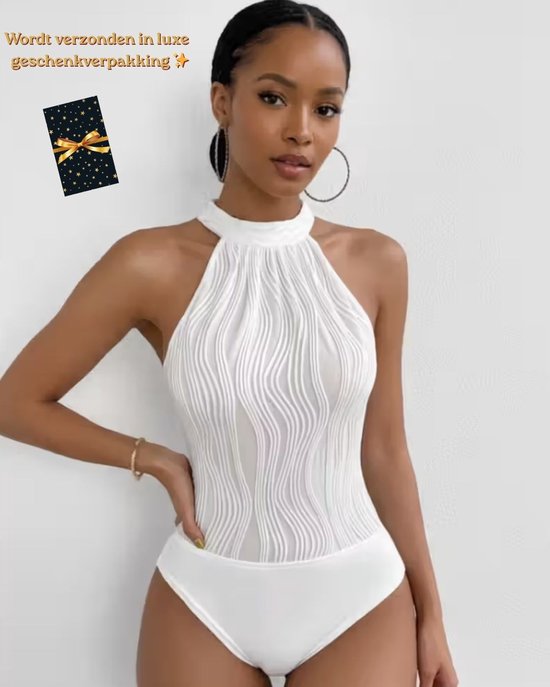 Model in witte halter body met geribbelde textuur, met tekst 'Wordt verzonden in luxe geschenkenverpakking'.