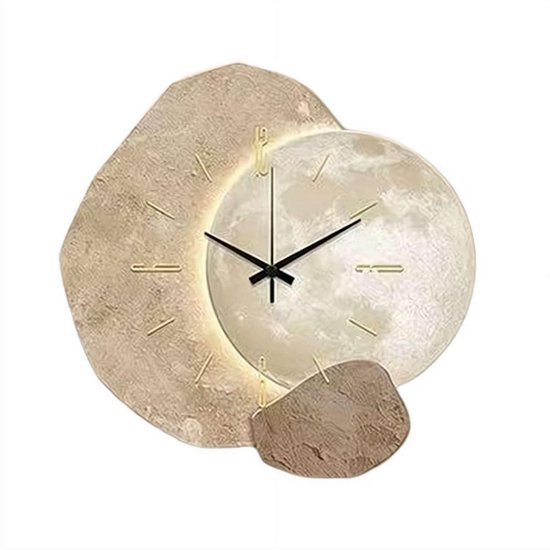 Abstracte wandklok met een maanvormig middenstuk en beige stenen accenten, met subtiele LED-verlichting.