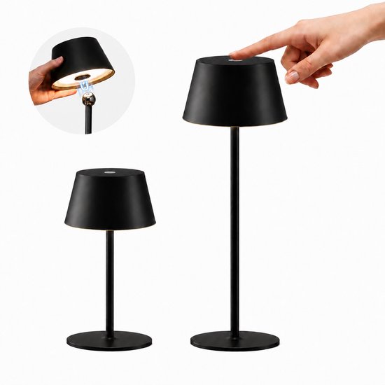 Twee zwarte, oplaadbare tafellampen, één kleiner dan de ander. Vinger raakt de touch-bediening van de grotere lamp aan.