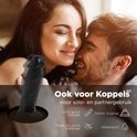 Paar dat elkaar omhelst, met een zwarte realistische dildo met zuignap.