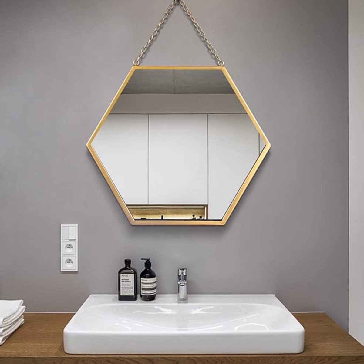 Zeshoekige Wandspiegel met Gouden Metalen Frame en Ketting, Moderne Decoratieve Spiegel vo