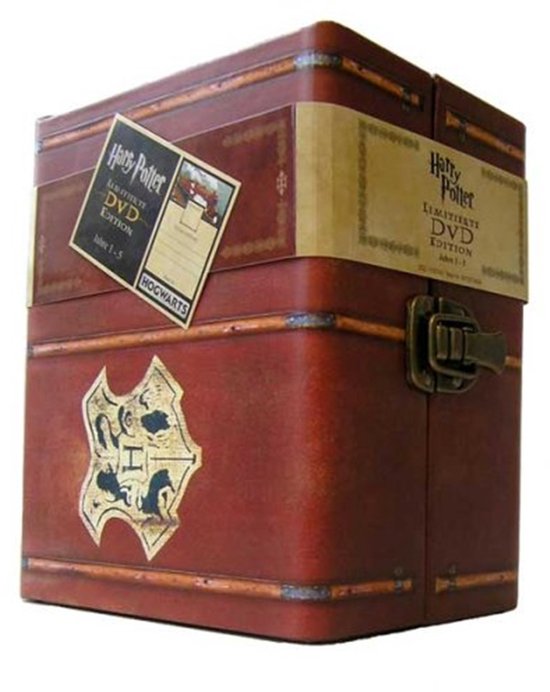 Rode Harry Potter kist met gouden accenten, sluiting en Hogwarts-wapenschild. Gelabeld 'Limited Edition DVD'.