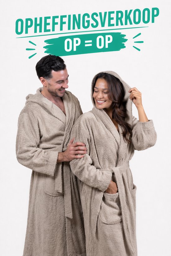 Een man en vrouw in beige badjassen met capuchons, lachend. Tekst: 'Opheffingsverkoop OP = OP'