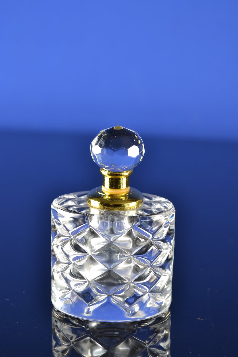 Luxe Ovaal Kristallen Parfumflesje met Gouden Afwerking