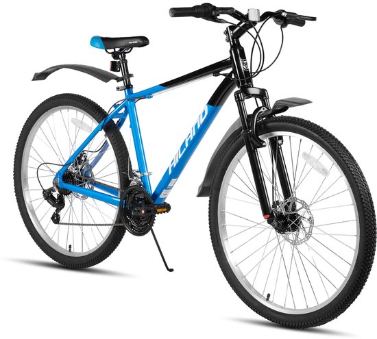 Blauwe mountainbike met zwarte details, verende voorvork, schijfremmen en spatborden.