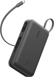 Grijze Belkin powerbank 45W met display, USB-A, USB-C poorten en geïntegreerde USB-C kabel.
