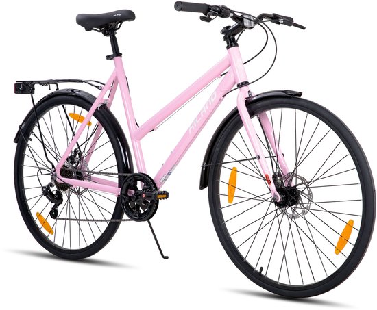 Roze damesfiets met bagagedrager, spatborden en schijfremmen, vanuit de voorzijde gezien.